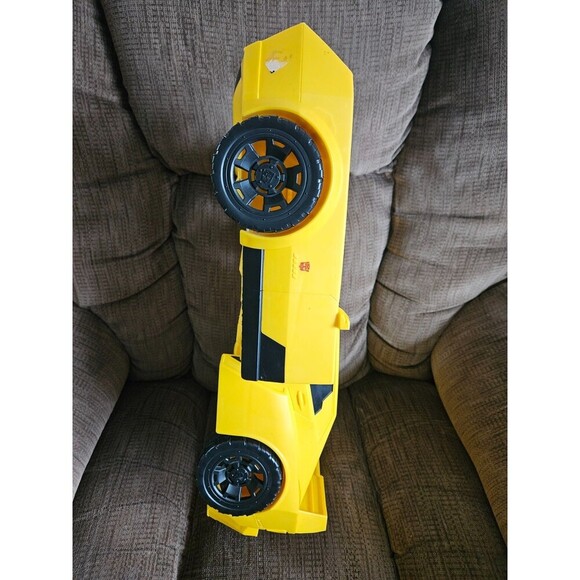 Hasbro 2014 Transformers Bumblebee Talking Action Figure Toy Car - Picture 8 of 9